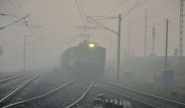 दिल्ली में घने कोहरे से सड़क, रेल यातायात प्रभावित